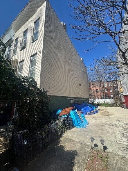 35 Cornelia St, Brooklyn, NY à vendre - Photo de l’immeuble – Image 3 sur 3