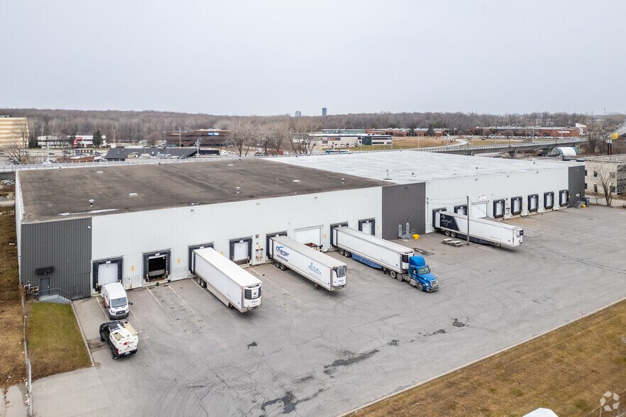 1325 Boul Hymus, Dorval, QC à louer - Photo principale – Image 1 sur 3
