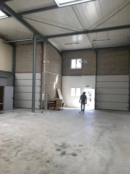 Local d’activités dans Stains à louer - Photo de l’immeuble – Image 3 sur 9