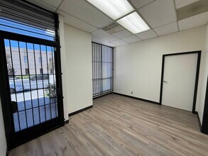 9840-9848 Owensmouth Ave, Chatsworth, CA à louer Photo intérieure– Image 2 sur 7