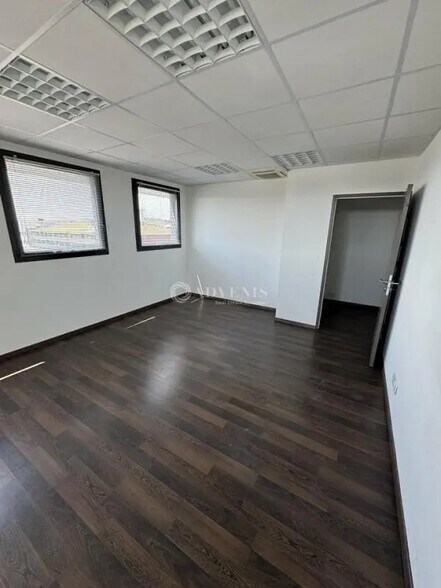 Bureau dans Nîmes à louer - Photo de l’immeuble – Image 2 sur 10