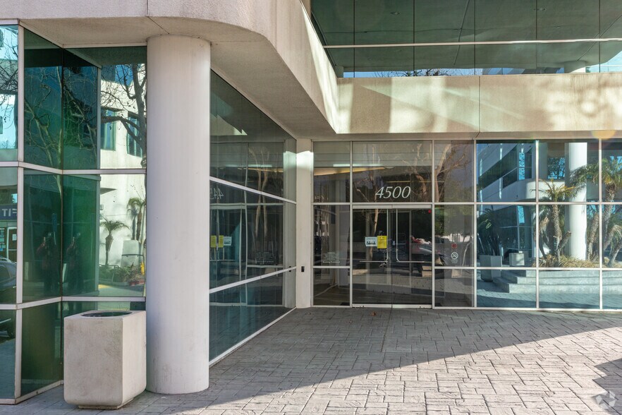 4500 E Pacific Coast Hwy, Long Beach, CA à vendre - Photo de l’immeuble – Image 3 sur 8