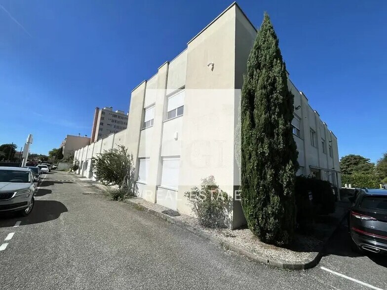 Local d’activités dans Villeurbanne à louer - Photo de l’immeuble – Image 1 sur 12