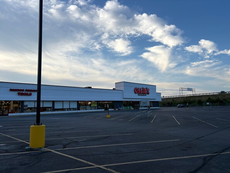 2505-2527 S Reynolds Rd, Toledo, OH à louer - Photo de l’immeuble – Image 2 sur 4
