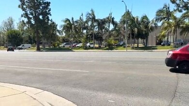 3401-3419 W MacArthur Blvd, Santa Ana, CA à louer - Vidéo sur l’annonce professionnelle