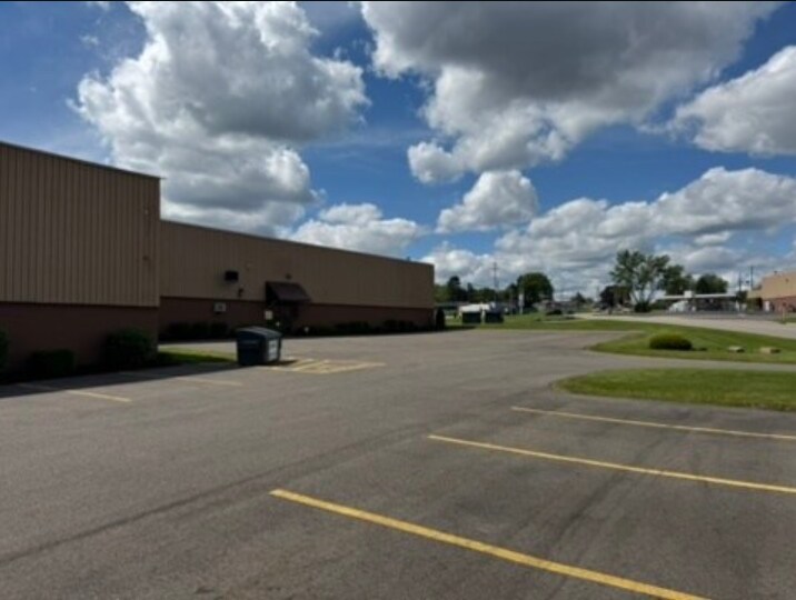 5060 Navarre Rd, Canton, OH à louer - Photo de l’immeuble – Image 3 sur 6
