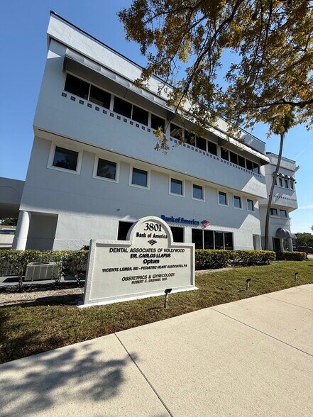 3801 Hollywood Blvd, Hollywood, FL à louer - Photo de l’immeuble – Image 2 sur 25