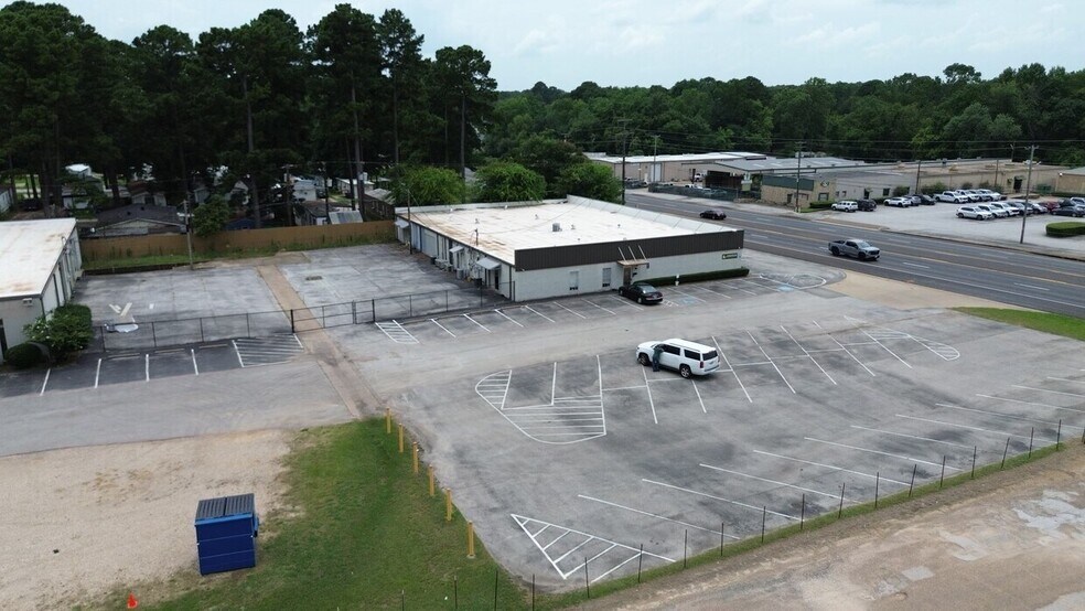 812 S Eastman Rd, Longview, TX à louer - Photo de l’immeuble – Image 2 sur 8