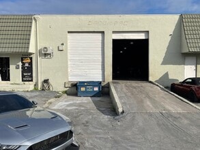 5451-5497 NW 72nd Ave, Miami, FL à louer Photo de l’immeuble– Image 1 sur 5