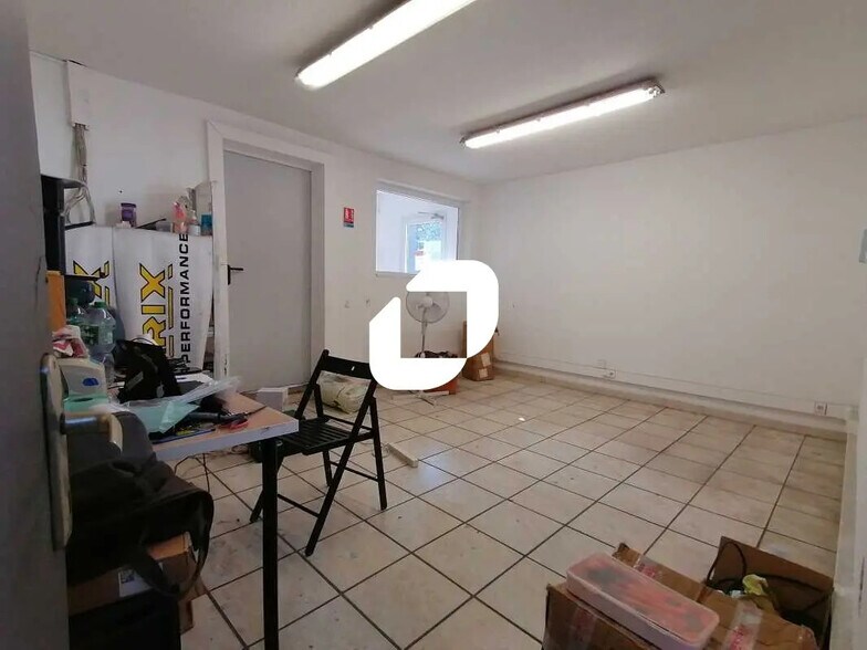 Local d’activités dans Redessan à louer - Photo de l’immeuble – Image 2 sur 10