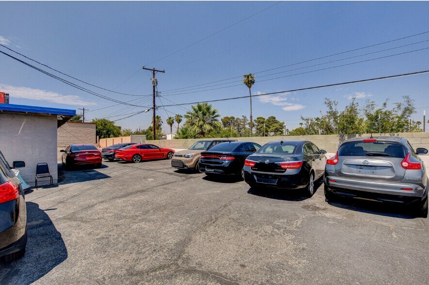 1580 E Sahara Ave, Las Vegas, NV à vendre - Photo de l’immeuble – Image 2 sur 7