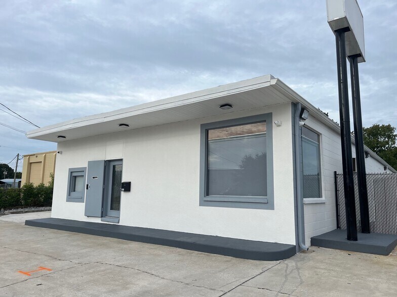 411 Clearlake Rd, Cocoa, FL à louer - Photo de l’immeuble – Image 2 sur 17