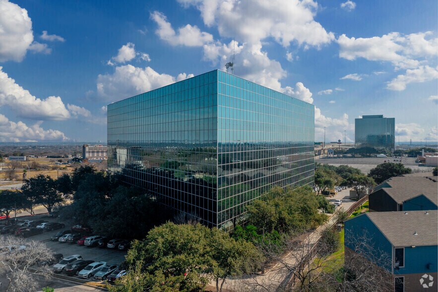 7800 W IH-10, San Antonio, TX à louer - Photo de l’immeuble – Image 2 sur 21