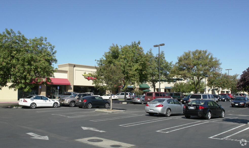 3501 McHenry Ave, Modesto, CA à louer - Photo de l’immeuble – Image 2 sur 5