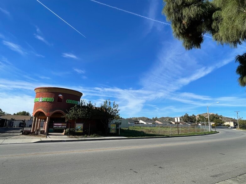 5754 Tilton Ave, Jurupa Valley, CA à vendre - Photo de l’immeuble – Image 2 sur 4