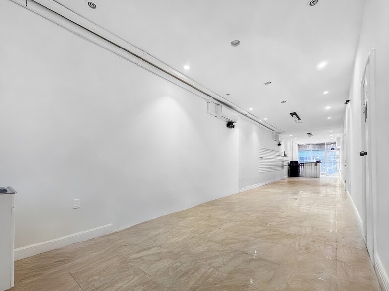 438 Wilson Ave, Brooklyn, NY à louer - Photo de l’immeuble – Image 3 sur 9