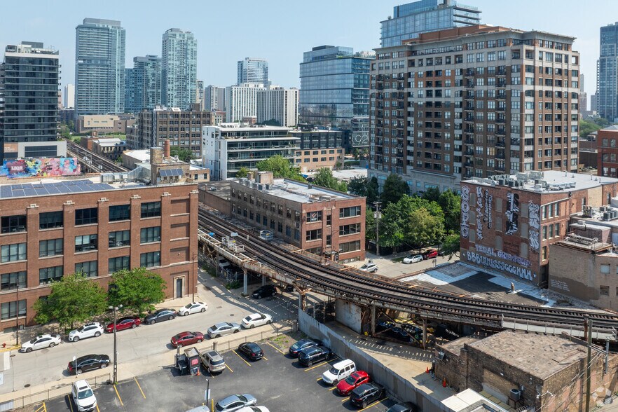 314 W Institute Pl, Chicago, IL à louer - Photo de l’immeuble – Image 3 sur 10