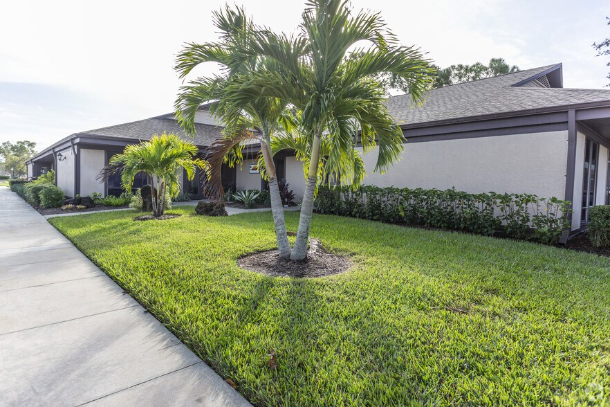 12734 Kenwood Ln, Fort Myers, FL à louer - Photo de l’immeuble – Image 3 sur 67