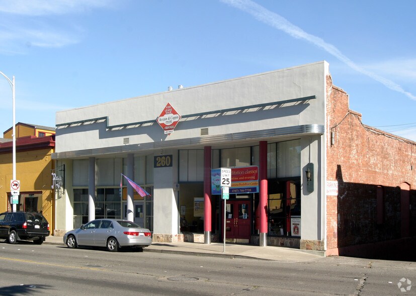 260 N Petaluma Blvd, Petaluma, CA à louer - Photo de l’immeuble – Image 2 sur 8