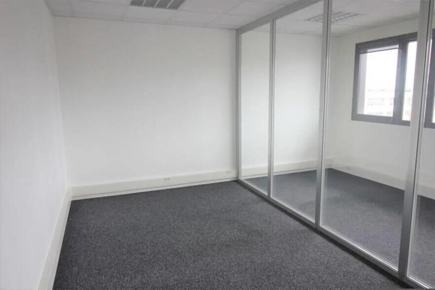 Bureau dans Saint-Grégoire à louer - Photo intérieure – Image 3 sur 8