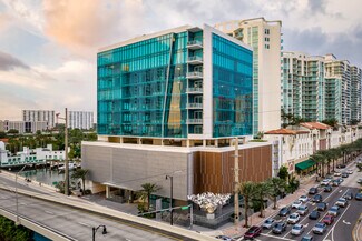 Plus de détails pour 16690 Collins Ave, Sunny Isles Beach, FL - Bureau à louer