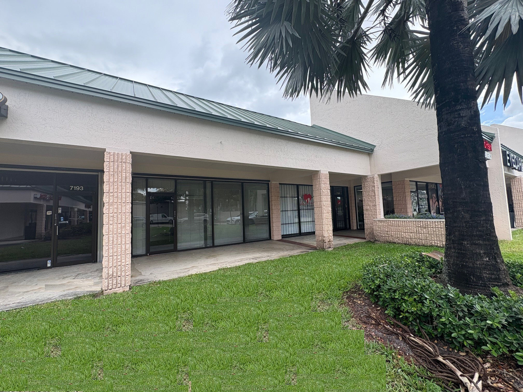 7101-7225 W Oakland Park Blvd, Lauderhill, FL à louer Photo de l’immeuble– Image 1 sur 9