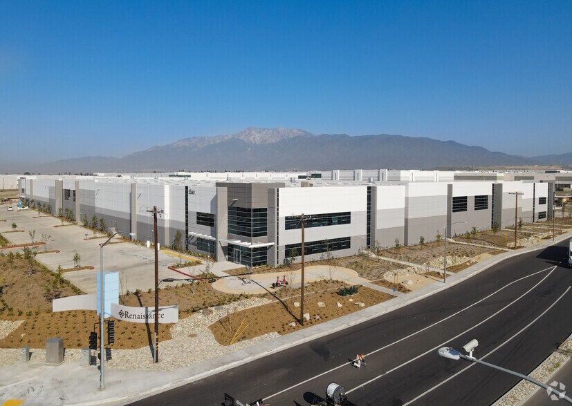 2380 W Base Line Rd, Fontana, CA à louer - Photo de l’immeuble – Image 3 sur 15