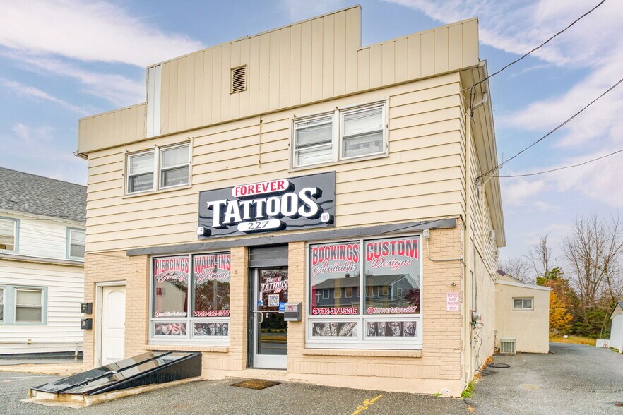 227 Main St, Milltown, NJ à louer - Photo de l’immeuble – Image 1 sur 9