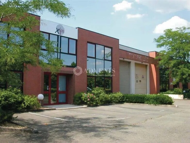 Local d’activités dans Magny-les-Hameaux à louer - Photo de l’immeuble – Image 1 sur 2