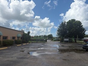 2275 Bruner Ln, Fort Myers, FL à louer Photo de l’immeuble– Image 2 sur 13