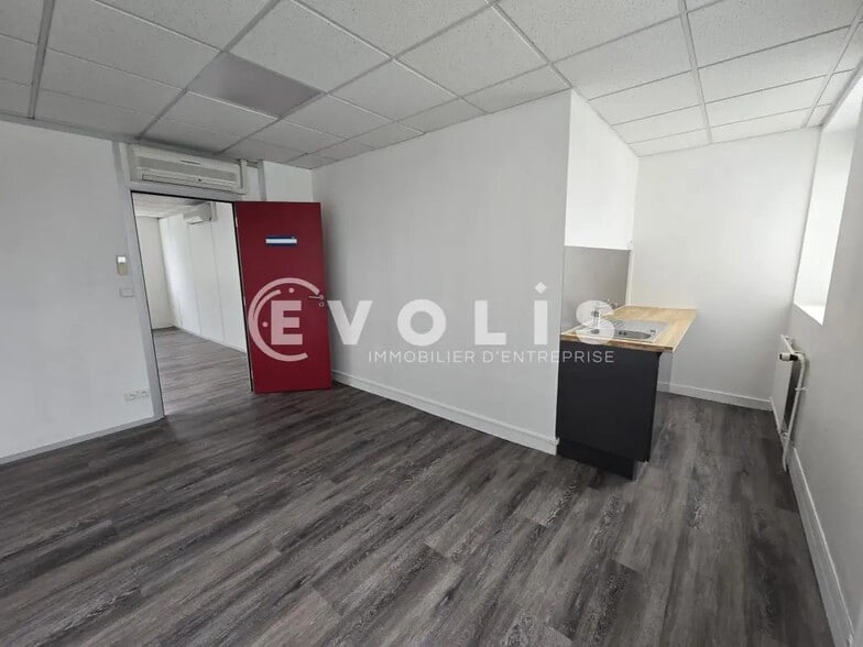 11 Avenue Des 2 Lacs, Villejust à louer - Photo intérieure – Image 3 sur 8