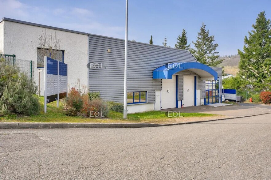 Local d’activités dans Saint-Genis-Laval à louer - Photo de l’immeuble – Image 1 sur 7