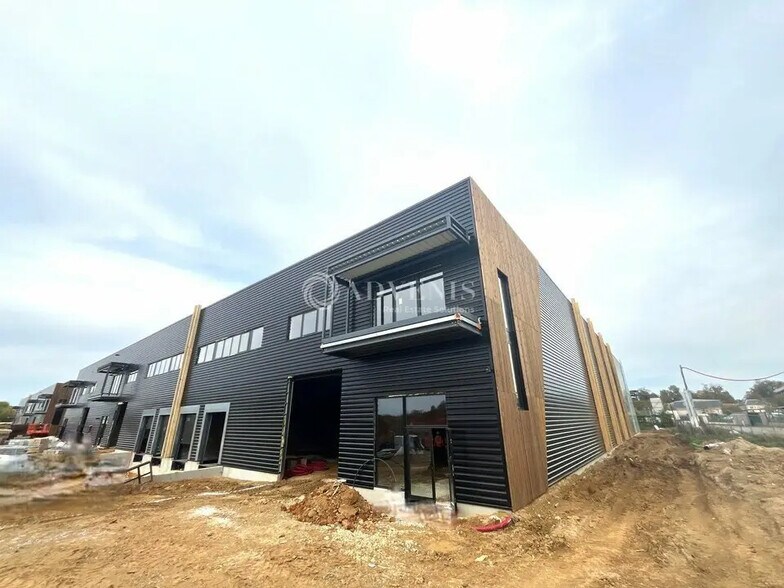 Local d’activités dans La Queue-en-Brie à louer - Photo de l’immeuble – Image 1 sur 8