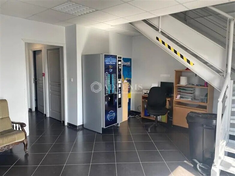Local d’activités dans à louer - Photo de l’immeuble – Image 3 sur 5