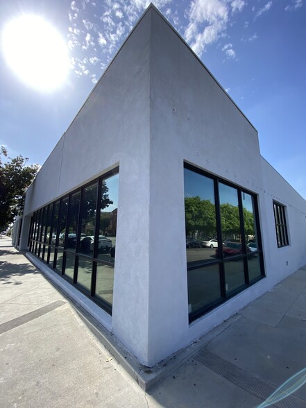 633 S San Fernando Blvd, Burbank, CA à louer - Photo de l’immeuble – Image 3 sur 14