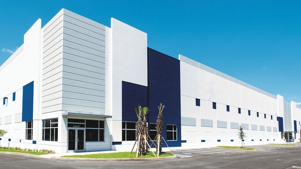 10701 NW 140th St, Hialeah Gardens, FL à louer - Photo de l’immeuble – Image 1 sur 21