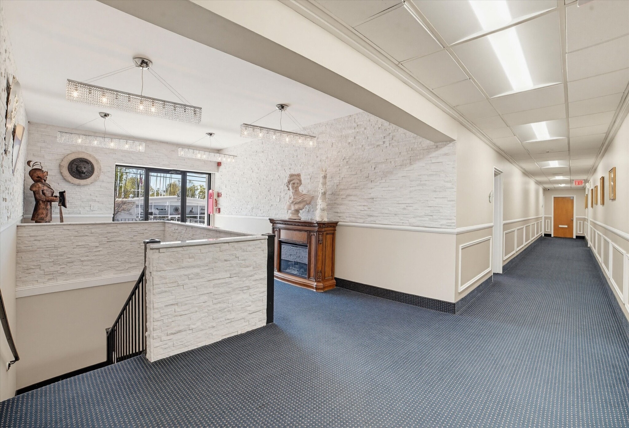 444 E Boston Post Rd, Mamaroneck, NY à louer Hall d’entrée– Image 1 sur 3