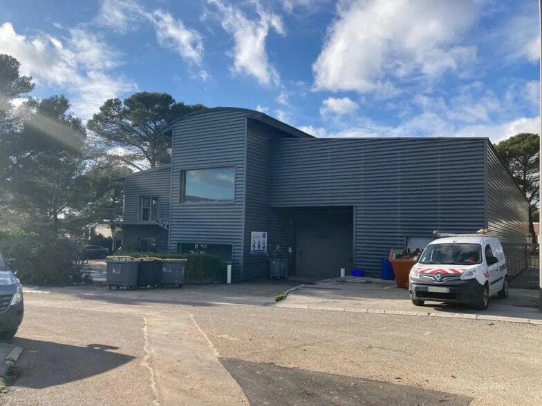 Industriel/Logistique dans Signes à louer - Photo de l’immeuble – Image 2 sur 10