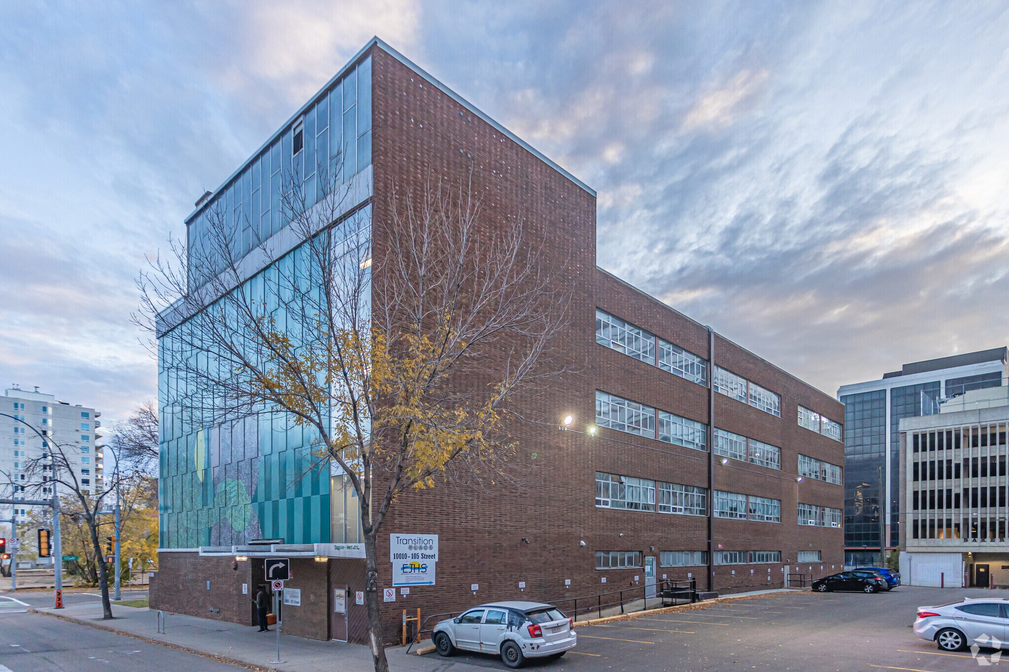 10010 105th St NW, Edmonton, AB à louer Photo principale– Image 1 sur 7