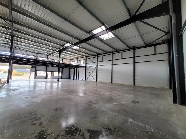 Local d'activités dans Persan à vendre - Photo de l’immeuble – Image 2 sur 7