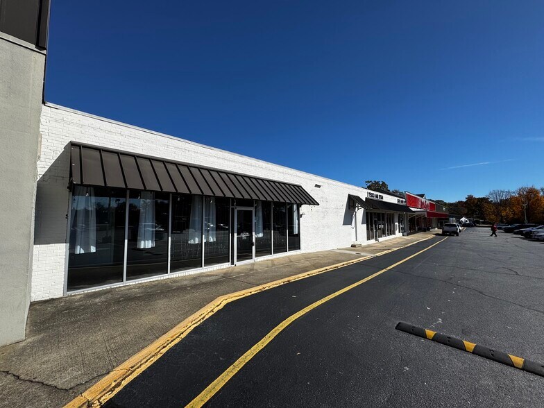 2830 Wade Hampton Blvd, Taylors, SC à louer - Photo principale – Image 1 sur 6