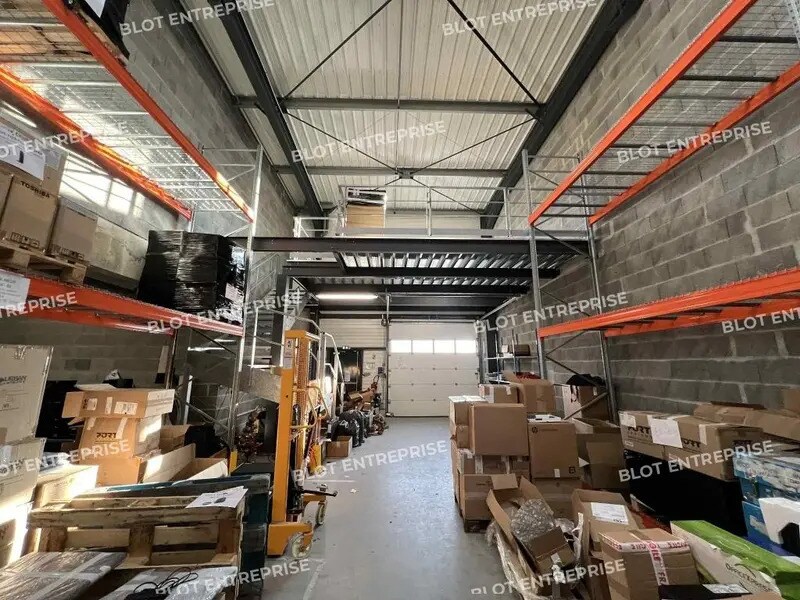 Industriel/Logistique dans Noyal-Châtillon-sur-Seiche à louer Photo de l’immeuble– Image 1 sur 6