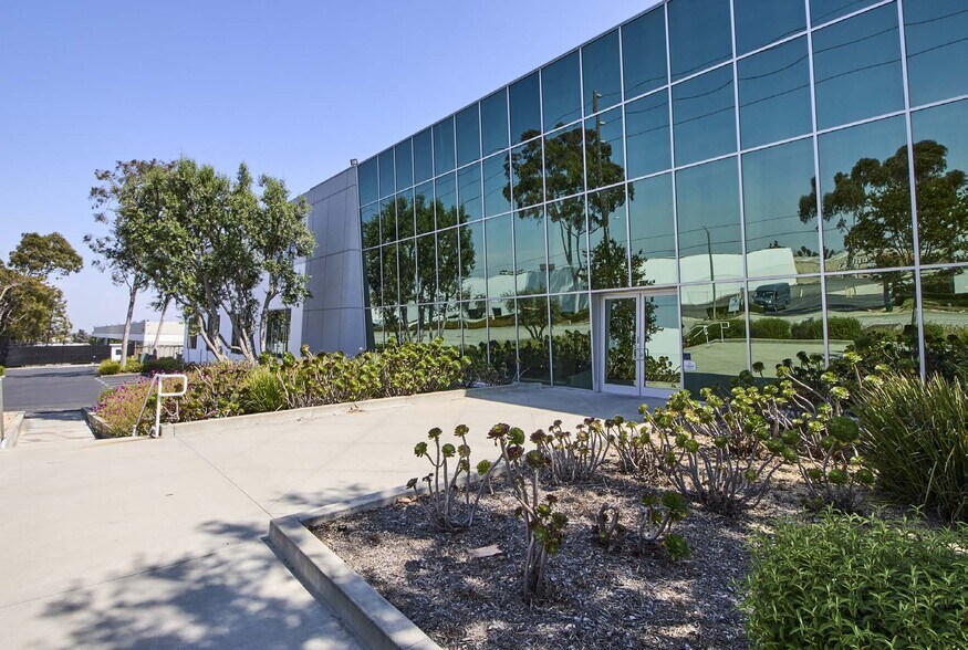 350 W Apra St, Compton, CA à louer - Photo de l’immeuble – Image 2 sur 3