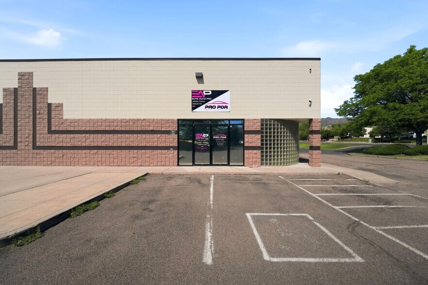 949 Elkton Dr, Colorado Springs, CO à louer - Photo de l’immeuble – Image 3 sur 44