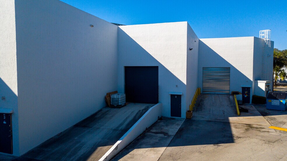 990 S Rogers Cir, Boca Raton, FL à louer - Photo de l’immeuble – Image 2 sur 10