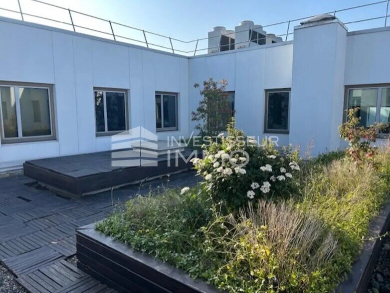 Local d’activités dans Nanterre à louer - Photo de l’immeuble – Image 1 sur 17