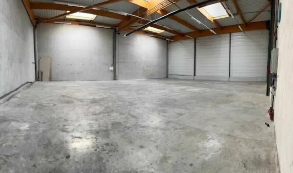 Local d’activités dans La Verpillière à louer - Photo de l’immeuble – Image 3 sur 6