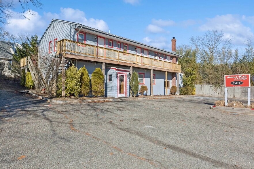 87 North Rd, Hampton Bays, NY à vendre - Photo de l’immeuble – Image 1 sur 9