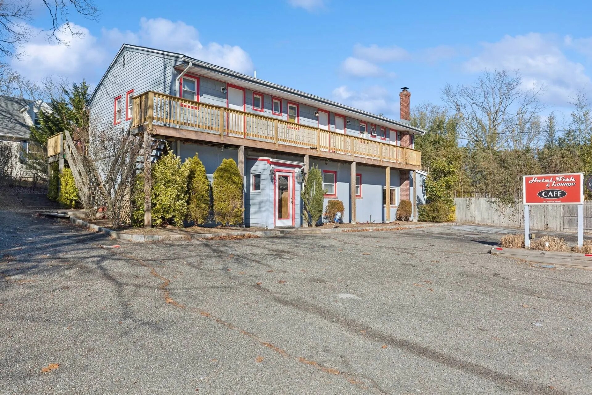 87 North Rd, Hampton Bays, NY à vendre Photo de l’immeuble– Image 1 sur 10