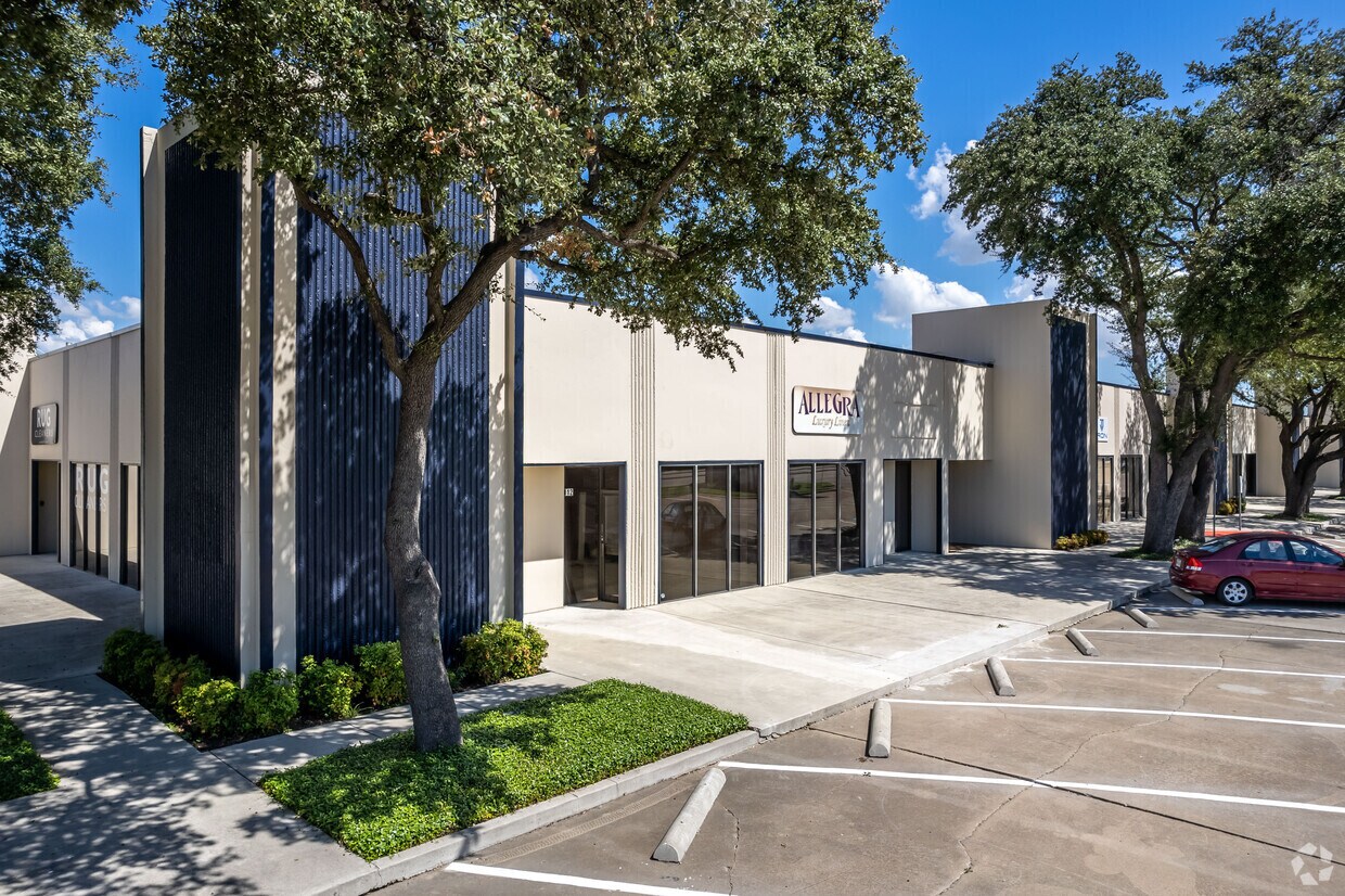 2225 E Belt Line Rd, Carrollton, TX à louer Photo de l’immeuble– Image 1 sur 5